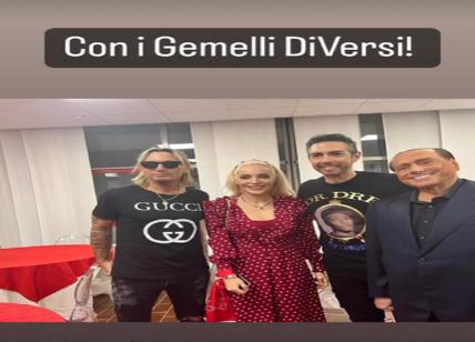La festa del Monza in serie A. E Berlusconi posa con i Gemelli Diversi. Video
