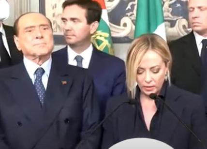 Berlusconi annuisce durante le dichiarazioni di Meloni al Quirinale. VIDEO
