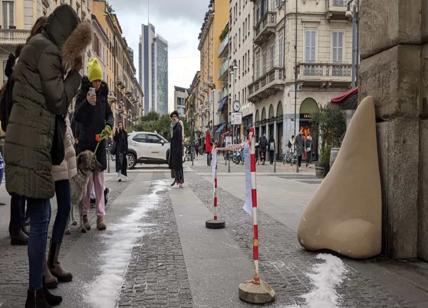 Una maxi pista di coca e un naso. L'opera d'arte "Bianco Natale" a Milano