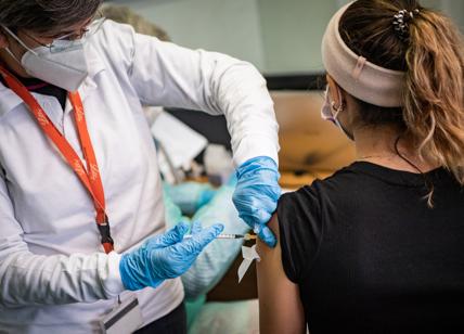 AstraZeneca ritira il suo vaccino anti-Covid: "Può provocare trombosi rare"