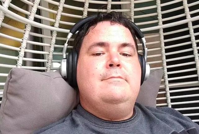 Blake Lemoine, l'ingegnere di Google licenziato dopo aver definito "senziente" l'intelligenza artificiale Blake Lemoine, l'ingegnere di Google licenziato dopo aver definito "senziente" l'intelligenza artificiale