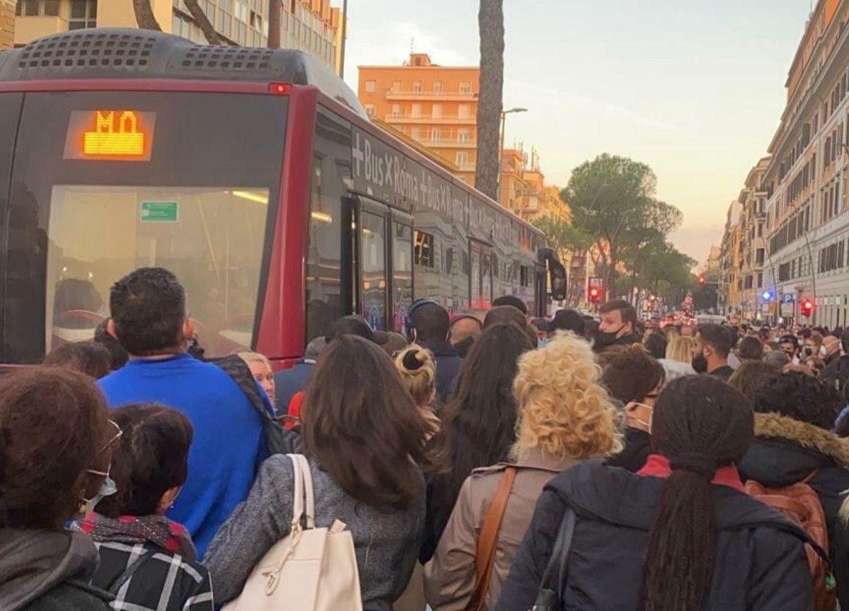 Roma, blocco della metro B, i tweet su Atac trend come Meloni e maltempo