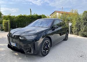 BMW, nuova iX xDrive50 rivoluziona il piacere di viaggiare