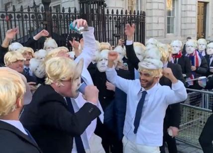Boris Johnson, party di 100 travestiti da BoJo davanti a Downing Street. VIDEO