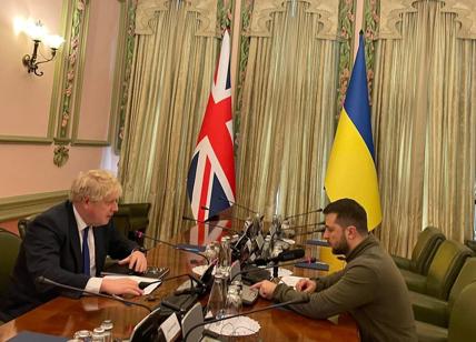 Guerra in Ucraina, Boris Johnson a sorpresa a Kiev incontra Zelensky
