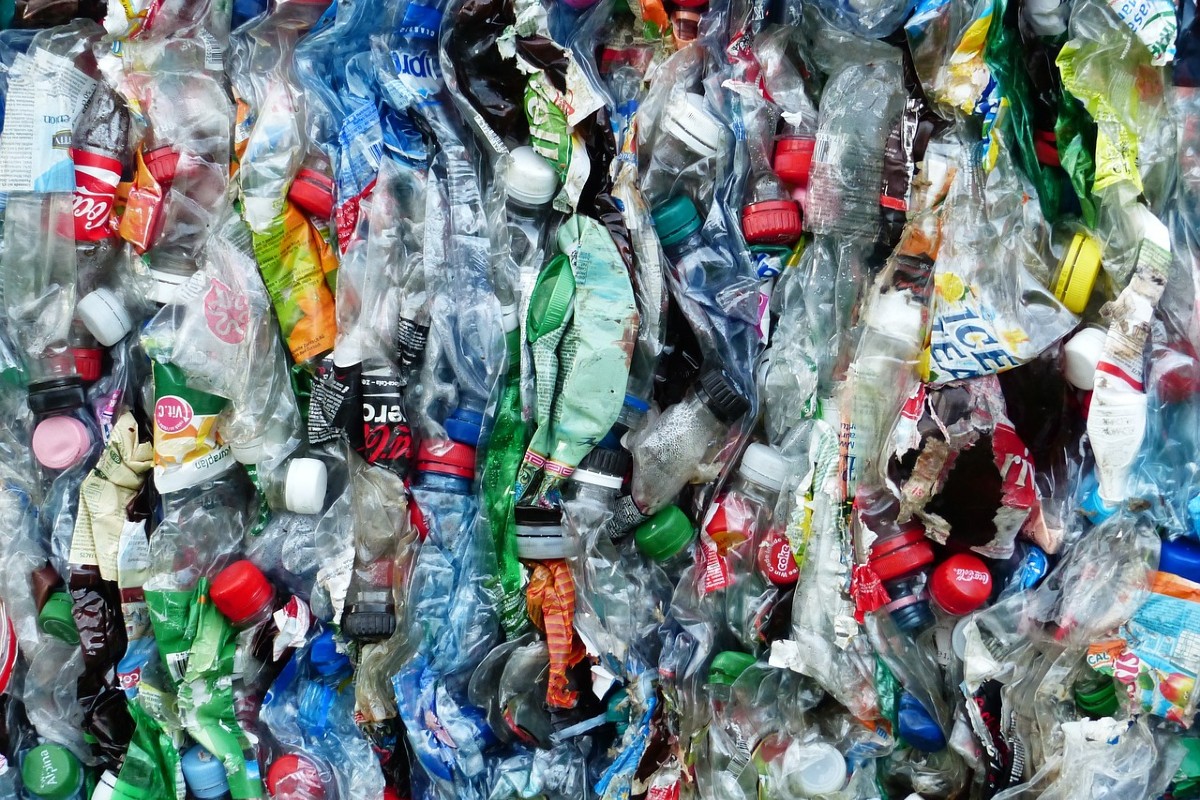 Mai schiacciare le bottiglie di plastica. Ecco cosa suggeriscono