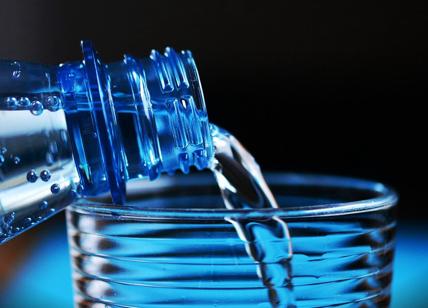 Colesterolo alto: quando e quanta acqua bere per controllare la glicemia
