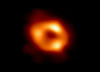 Spazio, scoperta storica: fotografato il buco nero nella Via Lattea