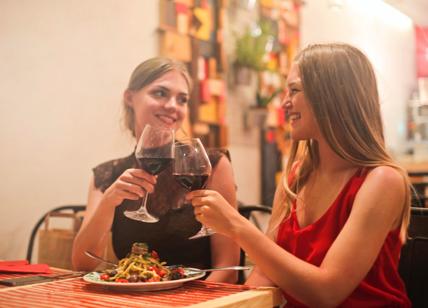 Ristorante regala bottiglia di vino a chi rinuncia al cellulare a tavola