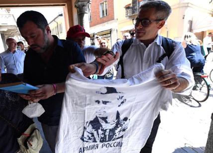Bussolati consegna a Salvini una maglietta con il volto di Putin