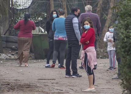 Il campo rom dichiara guerra: sassi contro i vigili, danni e due feriti lievi