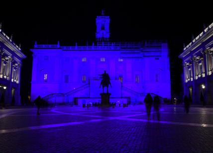 Roma, il Campidoglio si tinge di blu per le vittime civili di tutte le guerre