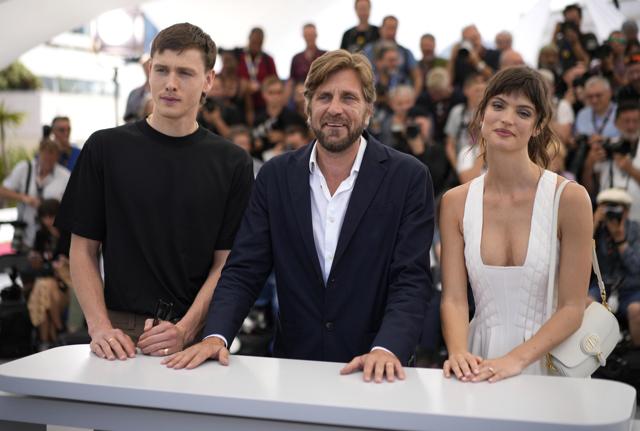 Harris Dickinson, Ruben Ostlund e Charlbi Dean (Lapresse) Harris Dickinson, Ruben Ostlund e Charlbi Dean (Lapresse)