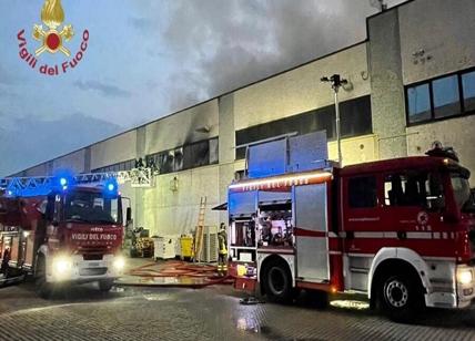 Incendio in un capannone a Gessate: 5mila Pos inutilizzabili