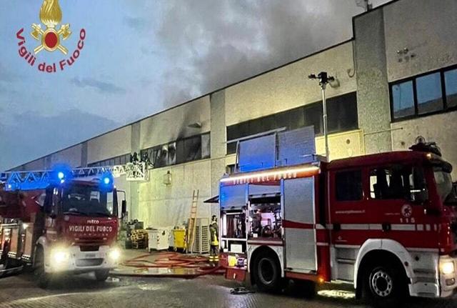 Incendio in un capannone a Gessate Incendio in un capannone a Gessate