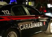 Cameriere parla con una donna e viene gambizzato dove lavora: notte di paura