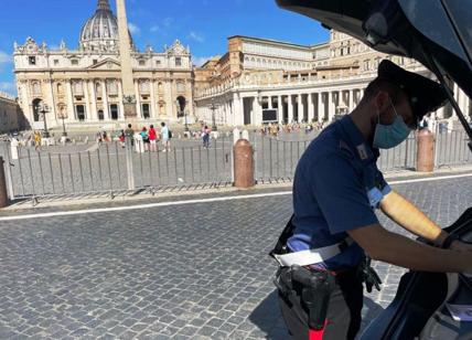 Vaticano, accerchiano turista e le rubano il portafoglio: 3 nomadi in manette