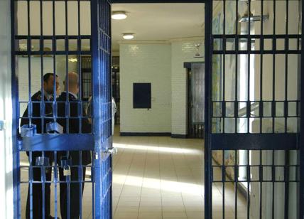 Un detenuto prova a violentare la sua legale in carcere: condannato a due anni