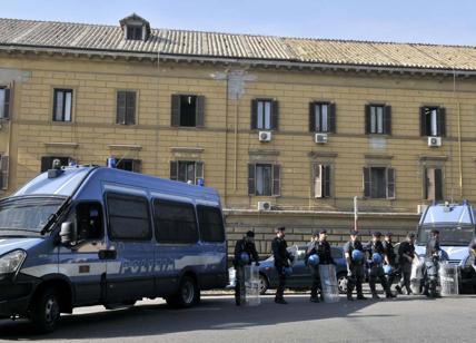 Carceri infuocate: botte all'avvocato a Regina Coeli, rogo a Casal del Marmo