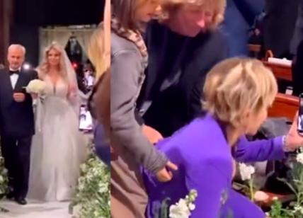 Carmen Russo, caduta epica al matrimonio di Francesca Cipriani: VIDEO