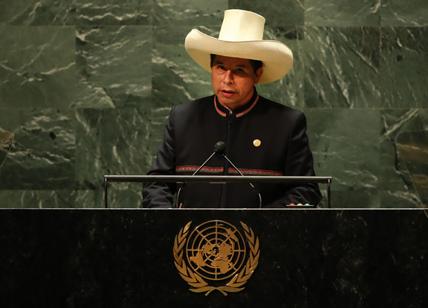 Perù, il presidente Castillo scioglie il Parlamento. La sua vice: “Un golpe”