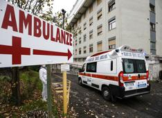 Torino, cade dalla barella e muore