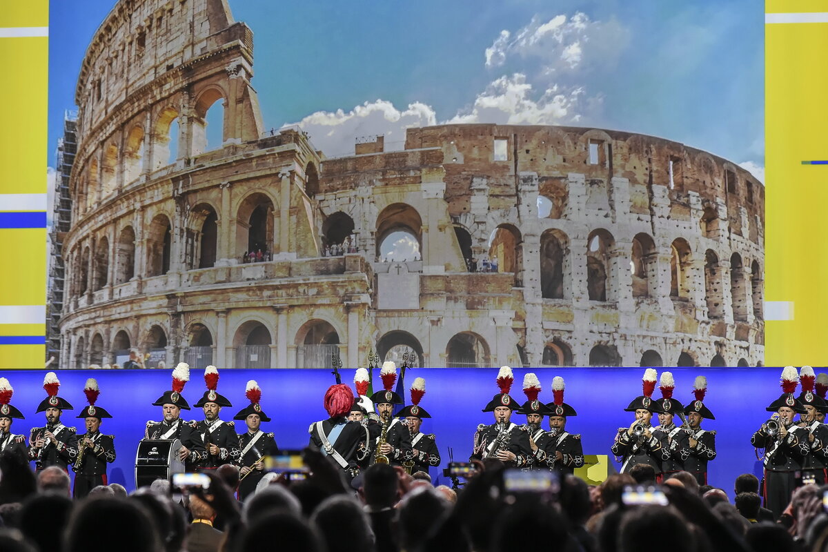 CELEBRAZIONE DEL 160ESIMO ANNIVERSARIO DI POSTE ITALIANE CARABINIERI IN ALTA UNIFORME BANDA MUSICALE CELEBRAZIONE DEL 160ESIMO ANNIVERSARIO DI POSTE ITALIANE CARABINIERI IN ALTA UNIFORME BANDA MUSICALE