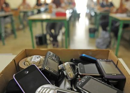 Scuola, la preside convince prof e alunni a lasciare i cellulari nel cassetto