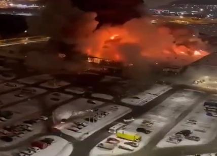 Incendio a Mosca in un centro commerciale: attacco o incidente? La verità