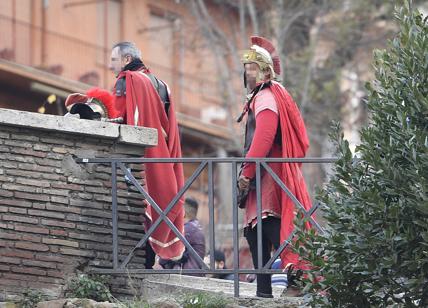 Al Colosseo pochi turisti ma resistono i centurioni: multati per 13 mila €