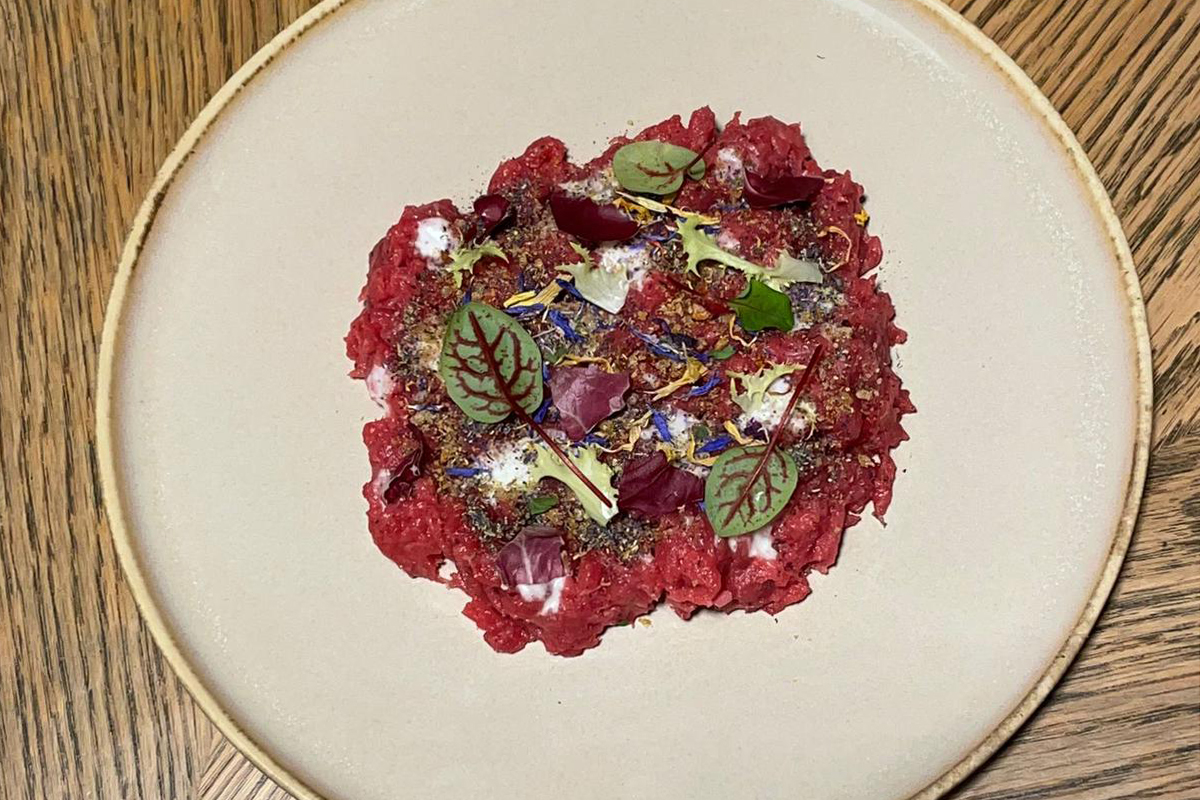 Chef Alexandru Boriz Tartare di manzo con pane tiepido parmigiano liuido e giardinetto bio 