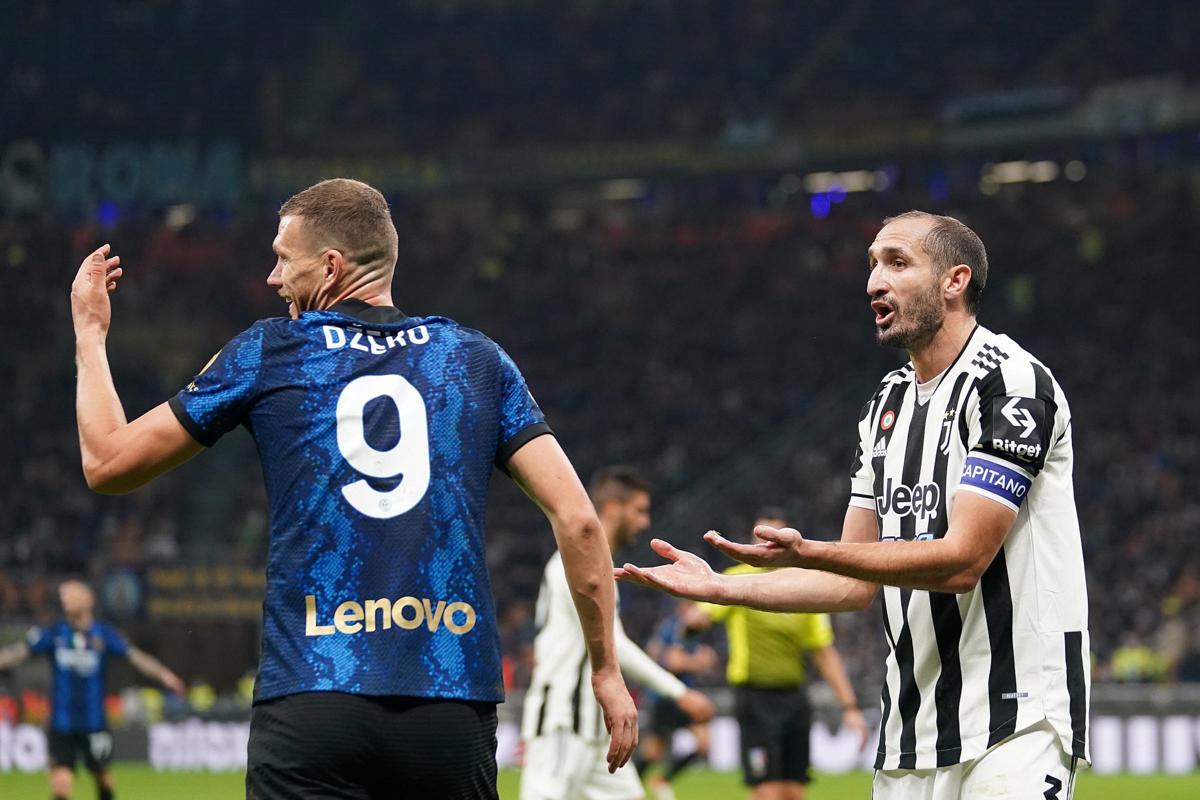 Chiellini e Dzeko (Lapresse) Chiellini e Dzeko (Lapresse)