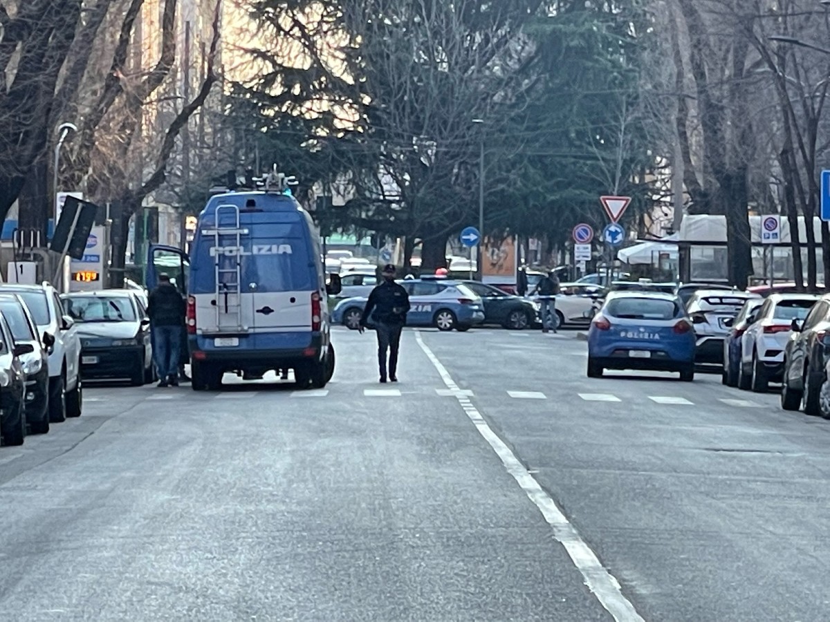 Chiusa via Botticelli davanti all’università alla facoltà di Farmacia per sospetto pacco bomba  in azione gli artificieri (foto di Massimo Radaelli)