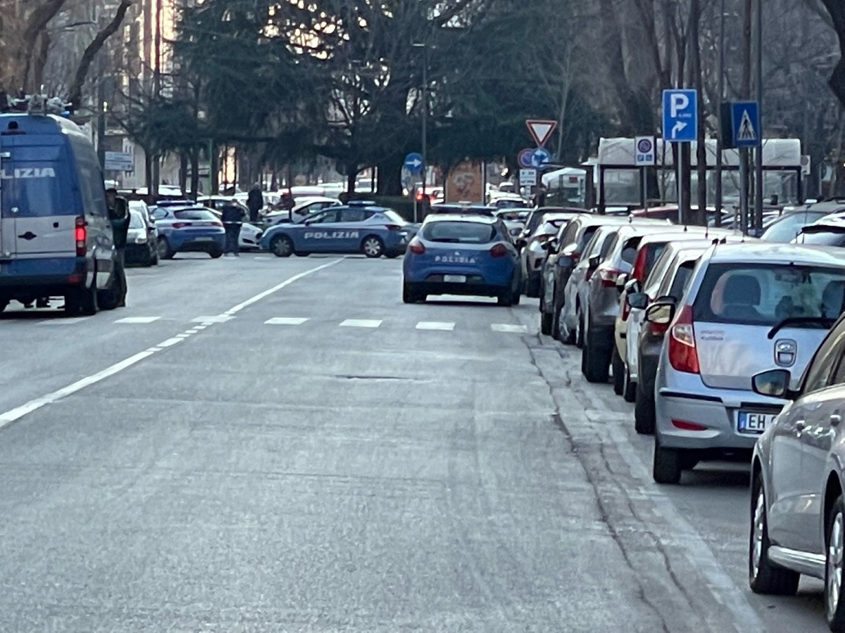 Chiusa via Botticelli davanti all’università alla facoltà di Farmacia per sospetto pacco bomba  in azione gli artificieri (foto di Massimo Radaelli)