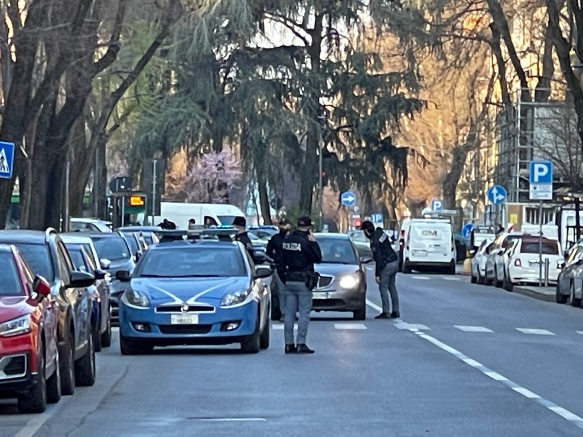 Chiusa via Botticelli davanti all’università alla facoltà di Farmacia per sospetto pacco bomba  in azione gli artificieri (foto di Massimo Radaelli)