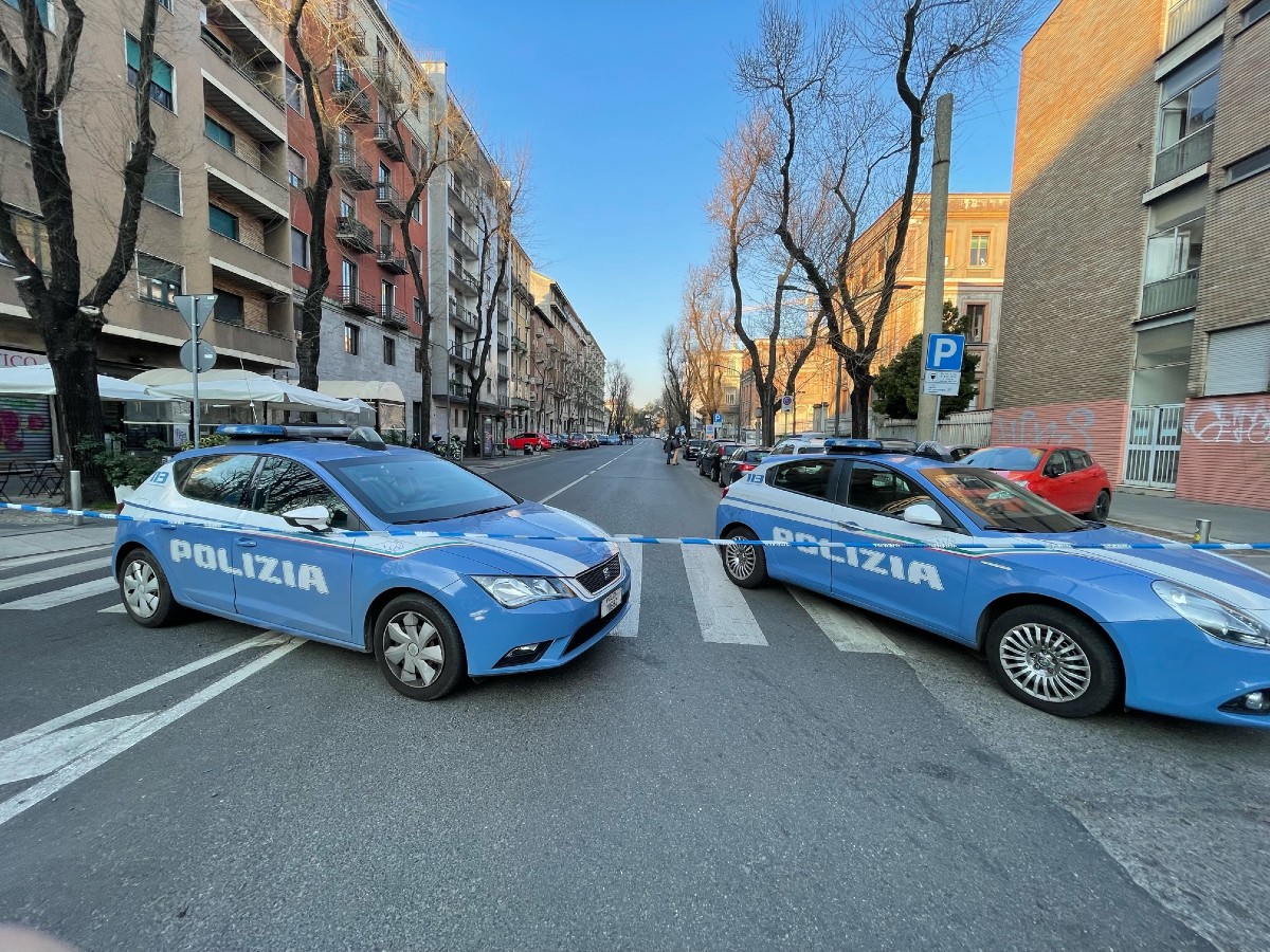 Chiusa via Botticelli davanti all’università alla facoltà di Farmacia per sospetto pacco bomba  in azione gli artificieri (foto di Massimo Radaelli)
