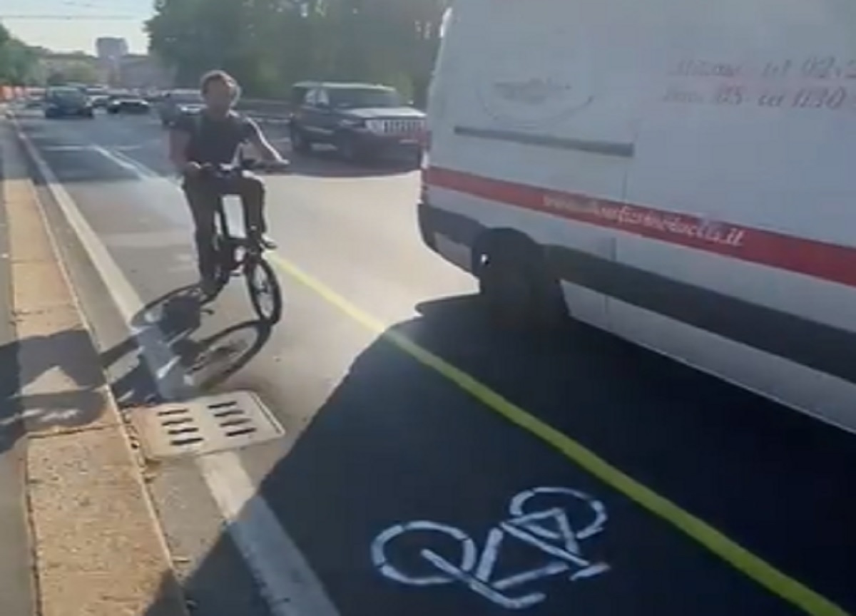 Milano: la pista ciclabile fai-da-te sul ponte della Ghisolfa Milano: la pista ciclabile fai-da-te sul ponte della Ghisolfa
