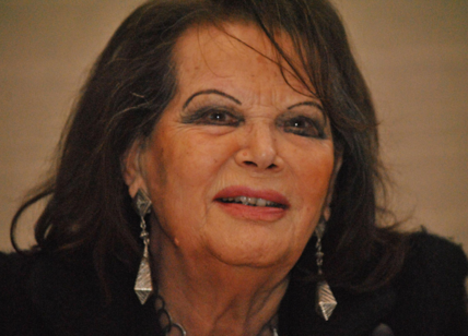Claudia Cardinale non è ricoverata : "Sto in campagna vicino Parigi"