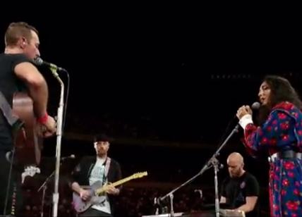 Iran, i Coldplay sostengono le proteste e incantano i fan. VIDEO