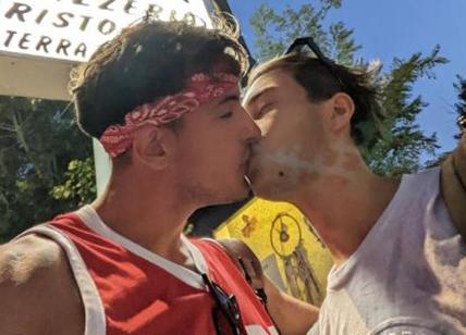 Tirrenia, coppia gay cacciata dalla spiaggia: per i social la colpa è della Meloni