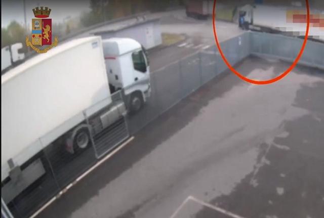 Rapina da tre milioni a un corriere a Milano: arrestate dieci persone Rapina da tre milioni a un corriere a Milano: arrestate dieci persone