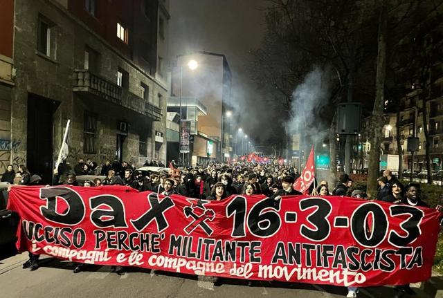 Corteo per Dax (foto da pagina FB Milano in Movimento) Corteo per Dax (foto da pagina FB Milano in Movimento)