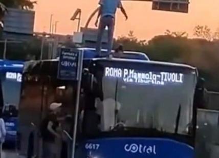 Cotral, il bus si rompe e i passeggeri escono dal tetto: M5S contro Zingaretti