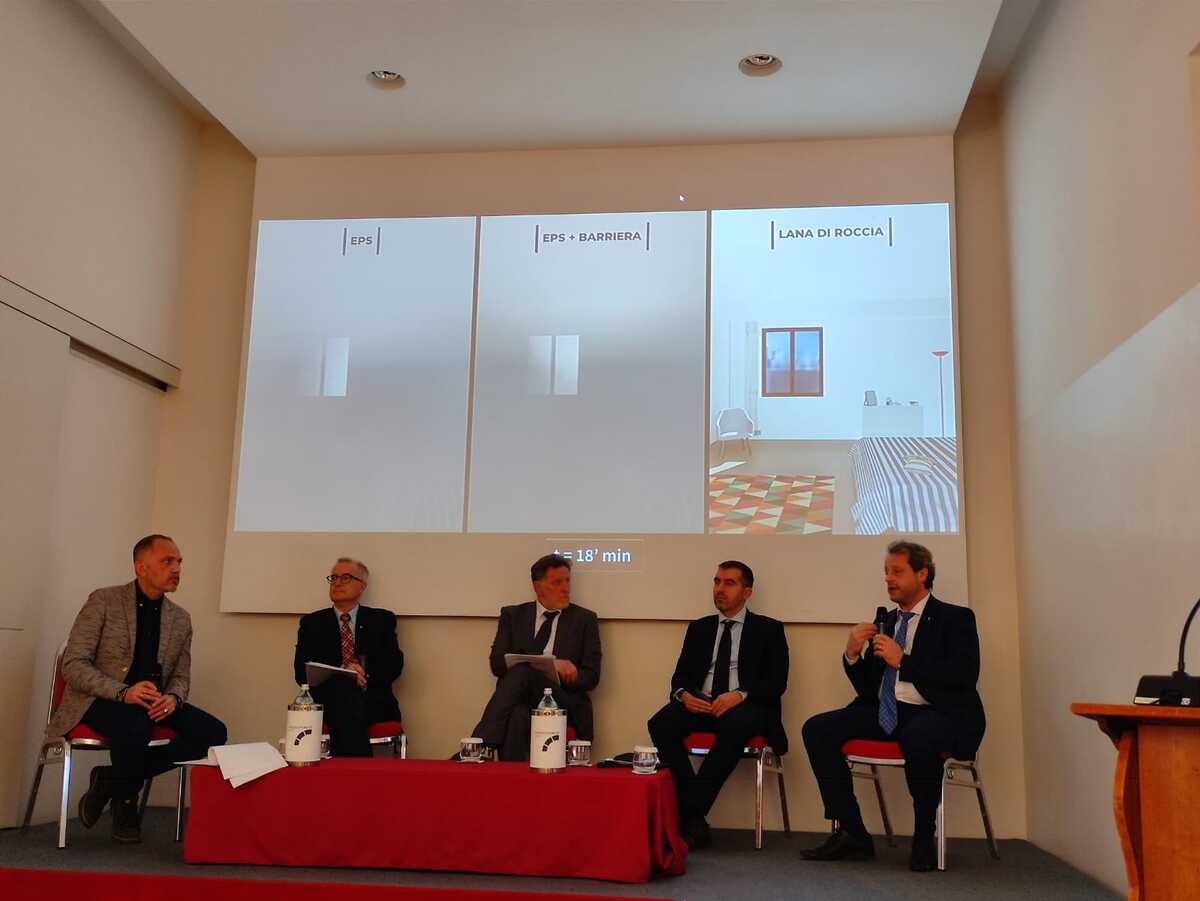"La sicurezza degli edifici: lo stato della normativa sulle facciate e le aree di miglioramento". Sala Capranichetta dell'Hotel Nazionale, Roma. "La sicurezza degli edifici: lo stato della normativa sulle facciate e le aree di miglioramento". Sala Capranichetta dell'Hotel Nazionale, Roma.