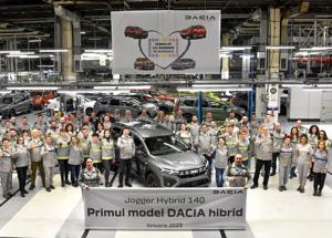 Dacia, iniziata pa produzione del primo Jogger Hybrid 140