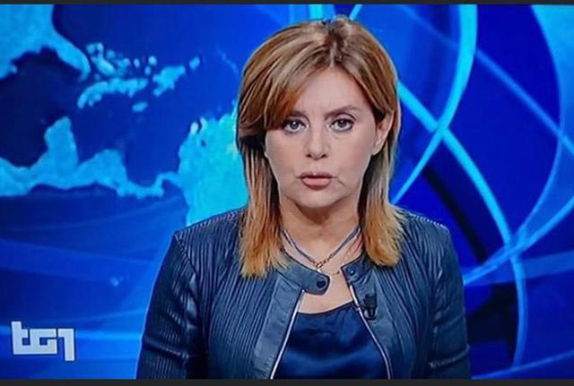 Dania Mondini durante la conduzione del Tg1, che le sarebbe costata "duri rimproveri per errori veniali" Dania Mondini durante la conduzione del Tg1, che le sarebbe costata "duri rimproveri per errori veniali"