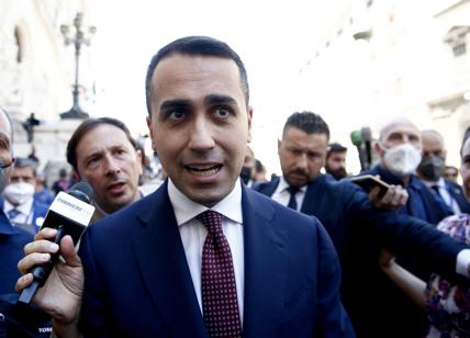 Grillo attacca "Gigino a cartelletta". Di Maio e la finta intestazione di un mandato da Draghi Grillo attacca "Gigino a cartelletta". Di Maio e la finta intestazione di un mandato da Draghi