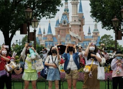 Covid, Disneyland Shanghai in lockdown, visitatori rinchiusi all'interno