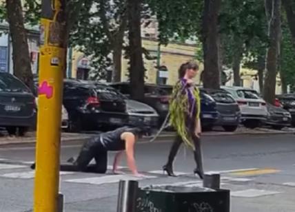 Milano, donna porta a spasso uomo come se fosse il suo cane. VIDEO