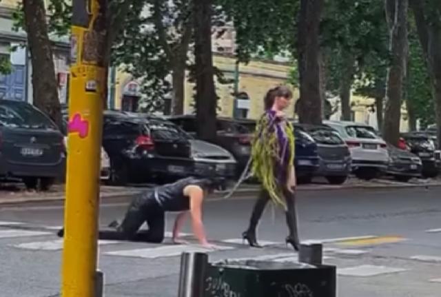 Donna porta uomo a spasso a Milano Donna porta uomo a spasso a Milano